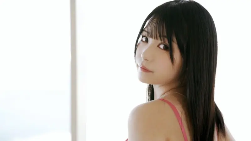 Luxury TV 1702 - A beautiful woman appears who, contrary to her bright smile and innocent appearance, is quite sexually adventurous! With her triple-digit experience count, she demonstrates her skills in pleasing men while bouncing her gorgeous breasts in ecstasy!