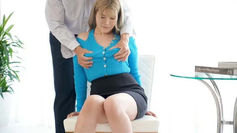 Luxury TV 1714 - A stunning beauty with an eye-catching 101cm bust that captivates every man's gaze! When her hypersensitive pussy gets pounded, she makes lewd sounds and squirts repeatedly in wild ecstasy!