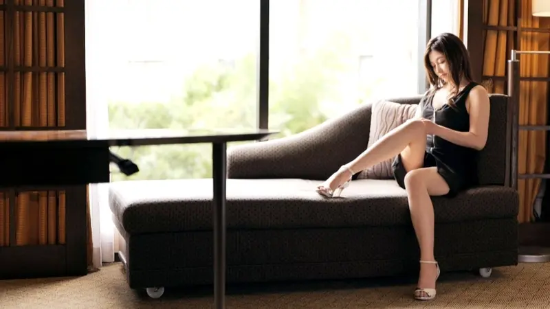 LuxuryTV 1740 - An intelligent beauty who candidly expresses her desire to have sex with various male performers turns out to be a perverted secretary serving three executives. From her sensitive erogenous body that flushes with embarrassment, uncontrollable sighs and love juices overflow.