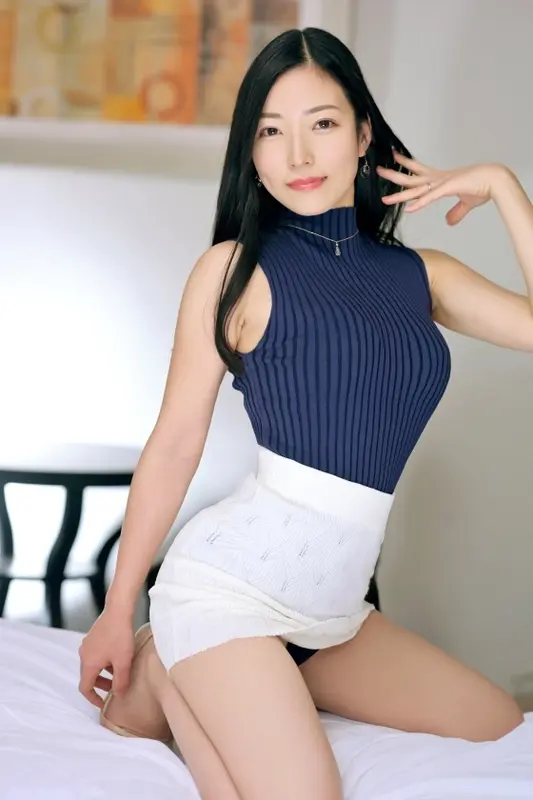 Luxury TV 1774 - A beautiful married woman who came seeking only one thing: something that could reach deep into her vagina. Despite her inner vagina being virgin territory, she faces a merciless assault from a well-endowed male performer! Watch as her reason and womb crumble!