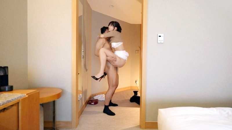 【高身長秘書】張り詰めたタイトスカートから伸びる美脚がたまらない！日常から解放され、とろけ顔で欲望のままにセックスに耽る姿は圧巻！ ラグジュTV 1850