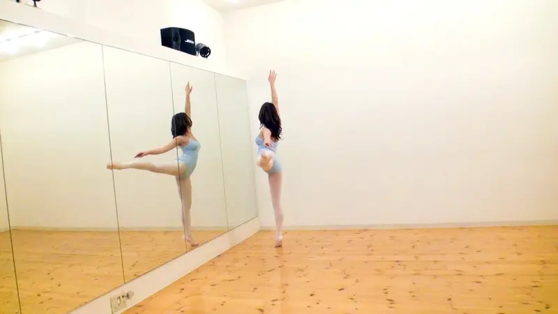 Rumor Investigation! Can You Hook Up with a Cute Country Girl from the Countryside? Episode 8: A Flexible Ballerina VS a Professional Male Performer at Tokyo Station. Will flexibility overcome strength, or will strength break through flexibility?