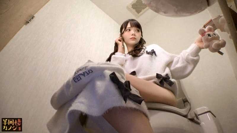 Relaxing at home in the morning with my girlfriend who is not wearing a bra, we share intimate moments while she's in casual clothes with no makeup. That smile she shows only to me... Her slender figure with beautiful curves as we spend our precious Friday together. Would you like to experience the happiest moment in life? Enjoying her clean body after bath at night, and stimulating her sensitive spots in the morning. A secret couple's private time together.