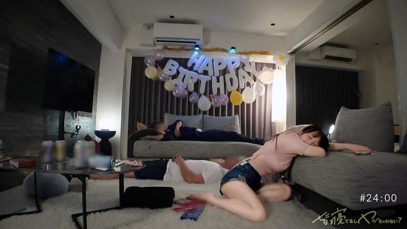 【新シリーズ】バレたらアウトの密室えっち！「しーっ♪こういうのドキドキするよね///」「皆寝てるしヤッちゃわない？」バ先のマドンナが寝てるバイト仲間を起こしてベロキス誘惑…！！ちょっとだけのつもりが感度が良すぎるせいで手マンでもピストンでも爆潮で部屋が潮びたしwwムラムラしすぎて､ずずジュポフェラでヤリバレ寸前wwwザー●ンの匂いでバレちゃうからって中出しOKってマジ？wエロがりすぎだろ！！顔可愛いのにド変態じゃんwww