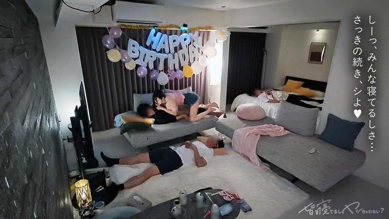 【新シリーズ】バレたらアウトの密室えっち！「しーっ♪こういうのドキドキするよね///」「皆寝てるしヤッちゃわない？」バ先のマドンナが寝てるバイト仲間を起こしてベロキス誘惑…！！ちょっとだけのつもりが感度が良すぎるせいで手マンでもピストンでも爆潮で部屋が潮びたしwwムラムラしすぎて､ずずジュポフェラでヤリバレ寸前wwwザー●ンの匂いでバレちゃうからって中出しOKってマジ？wエロがりすぎだろ！！顔可愛いのにド変態じゃんwww