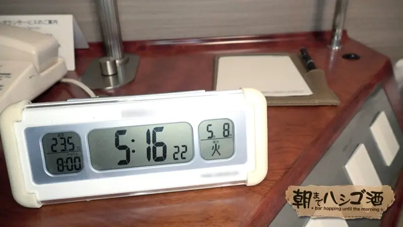 Popular No.1 sales girl! Found an absolute beauty at Shinbashi after the last train! This super energetic girl who came to meet her pervy boyfriend in Tokyo (she also has a boyfriend in Osaka) loves talking about herself! From her hobby of snowboarding to sending naughty photos to her boyfriends (one in Osaka & one in Tokyo), and even wild stories about her high school cram school teacher - she just keeps chatting away! Before her pervy boyfriend could get to her, I managed to score with this cheerful S-class girl! The story of bar-hopping until dawn - 21 around Shinbashi Station.[Origin]