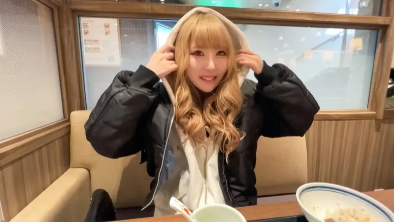 A blonde gyaru who came to work at a massage parlor - innocent and cute, she gives amazing service. Despite her looks suggesting otherwise, this humble blonde gyaru seems shy about sex at first, but... she gives full-body service at a level I've never experienced before. <Case of a 22-year-old nail artist>[Origin]