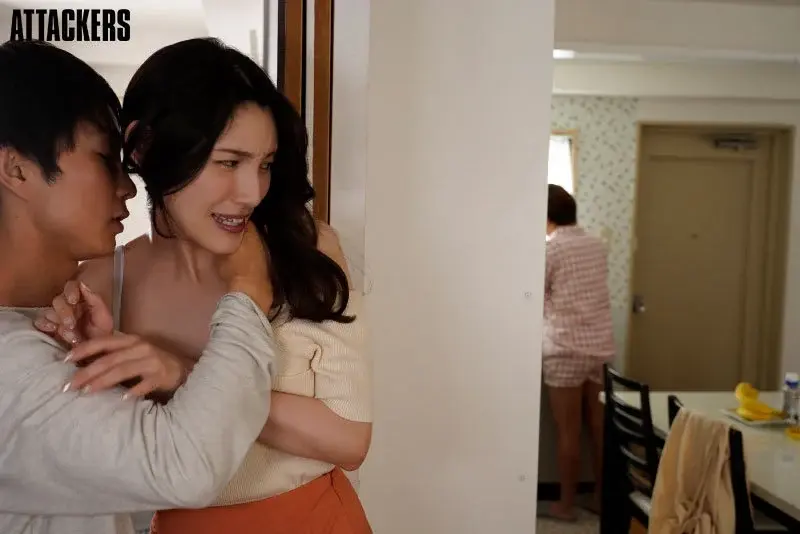 I was embraced by my mother's boyfriend. A story of endless encounters since that day he forcefully pushed me down - Kana Morisawa[Origin]