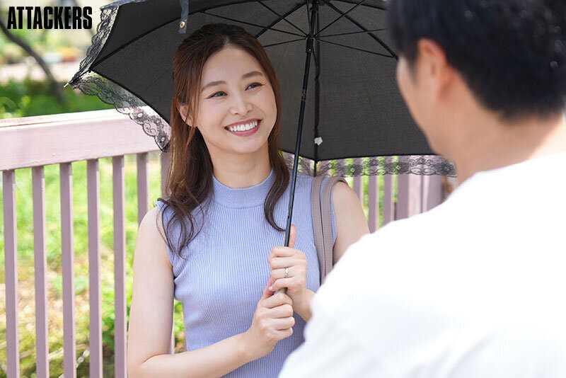 息子の同級生の父親と密会不倫。 外側から下腹部を手のひらで押し込み、内側から極太チ●ポで子宮をサンドイッチ絶頂。 夏目彩春