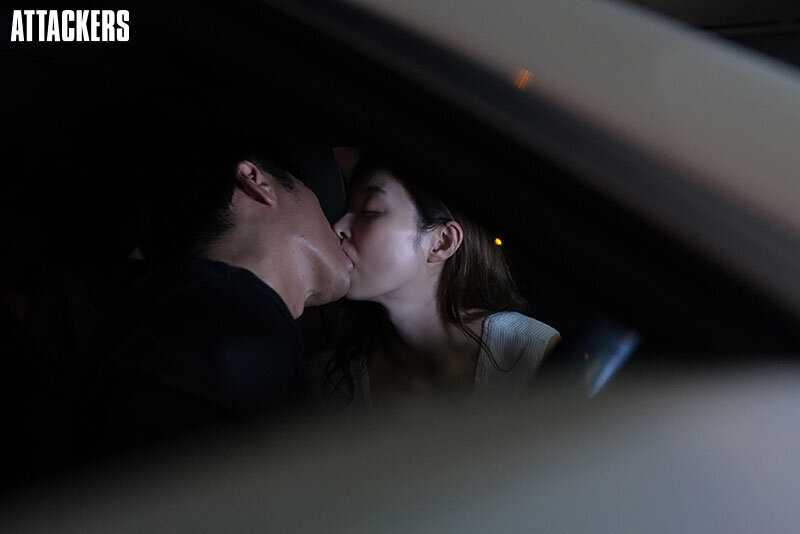 息子の同級生の父親と密会不倫。 外側から下腹部を手のひらで押し込み、内側から極太チ●ポで子宮をサンドイッチ絶頂。 夏目彩春