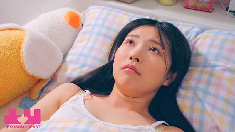 Wカニばさみおまんまんホールドレズ電車 図書館で働く黒髪美少女が同じ車両で偶然出会ったギャルカップルの太ももにはさまれ身動きがとれない状況で挟み撃ちレズ開発された 皆月ひかる 和久井美兎 江戸川もなか