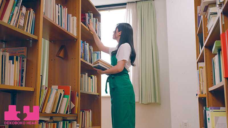 Wカニばさみおまんまんホールドレズ電車 図書館で働く黒髪美少女が同じ車両で偶然出会ったギャルカップルの太ももにはさまれ身動きがとれない状況で挟み撃ちレズ開発された 皆月ひかる 和久井美兎 江戸川もなか