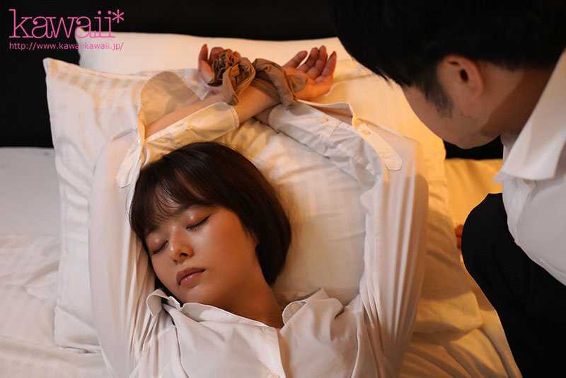 社内研修相部屋NTR 童貞陰キャ男とプライド高い絶倫彼女が化学反応を起こし吐き気がするほど貪りあい中出ししまくった3日間 月乃ルナ