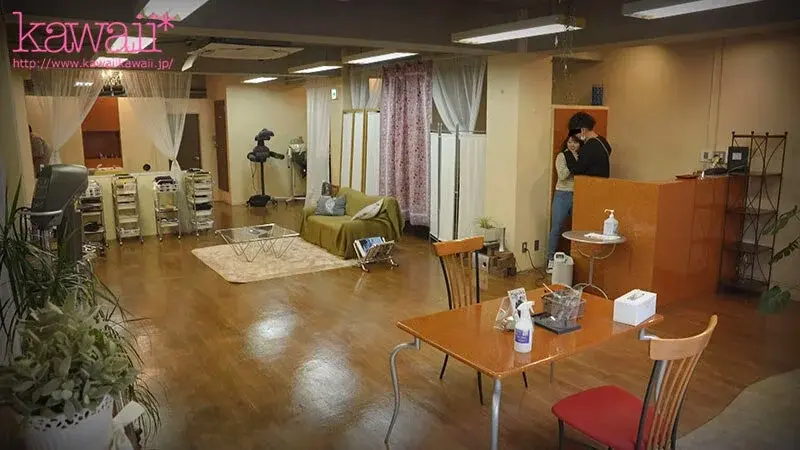 I want to eat your buttocks - 20-year-old Minami-chan, a part-time beautician with a bottom bigger than her face, who looks just like that girl who's all over TV, commercials and movies, yet is so careless and reserved[Origin]