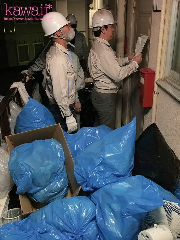 The Tragic Fate of a Schoolgirl: 37 Consecutive Internal Releases by a Middle-aged Man in His Foul-smelling Room - Natsu Hinata[Origin]