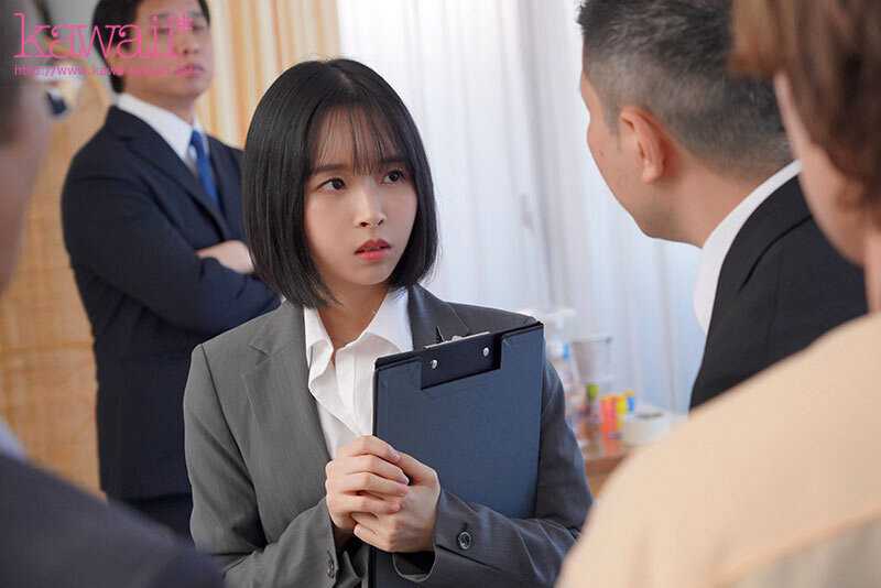 Despite being 23 years old Natsu Hinata with her youthful face is made to model junior swimsuits which feels more embarrassing than being completely naked