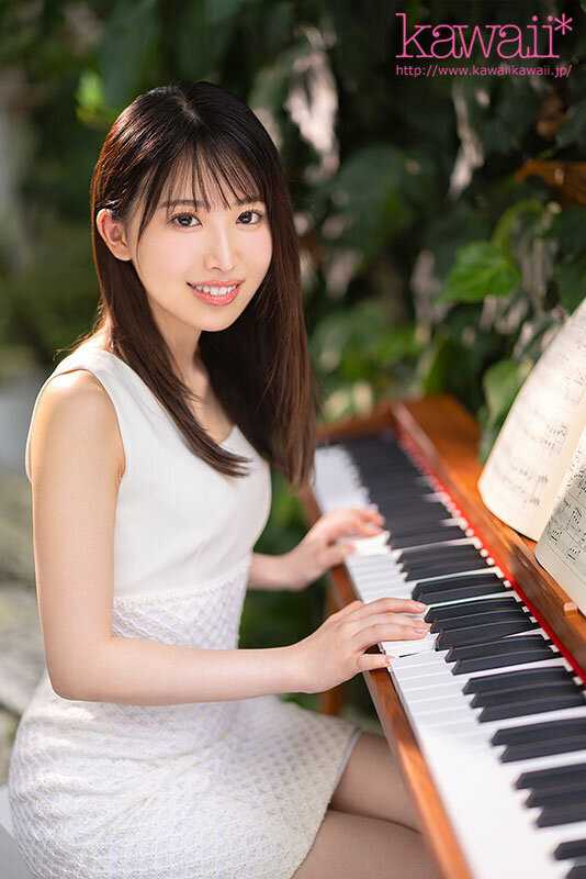 Chino Hana, a current music teacher at a private junior high school in Kyushu, makes her adult video debut. The quiet teacher in the music room shows such a naughty side to all her students.[Origin]
