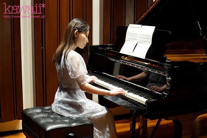 Chino Hana, a current music teacher at a private junior high school in Kyushu, makes her adult video debut. The quiet teacher in the music room shows such a naughty side to all her students.[Origin]