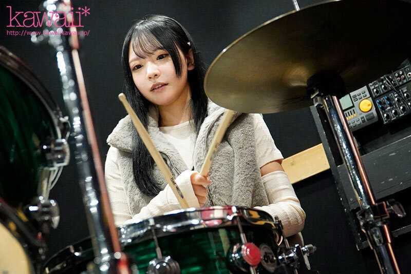 A beautiful female college student who plays drums, unable to find satisfying sexual partners and constantly seeking men, makes her AV debut with rhythmic hip movements that create undulations and groove, bouncing and flying high with pleasure - Yuina Deguchi