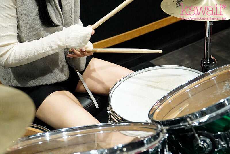 A beautiful female college student who plays drums, unable to find satisfying sexual partners and constantly seeking men, makes her AV debut with rhythmic hip movements that create undulations and groove, bouncing and flying high with pleasure - Yuina Deguchi