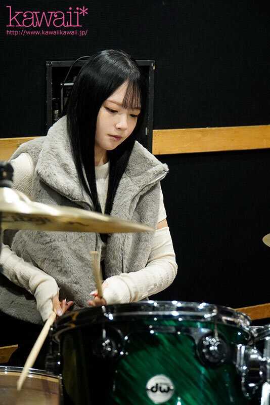 A beautiful female college student who plays drums, unable to find satisfying sexual partners and constantly seeking men, makes her AV debut with rhythmic hip movements that create undulations and groove, bouncing and flying high with pleasure - Yuina Deguchi