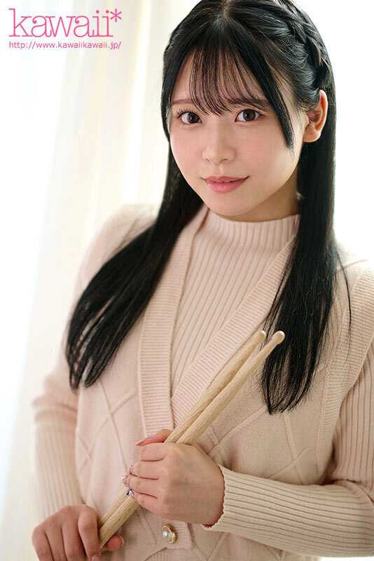 A beautiful female college student who plays drums, unable to find satisfying sexual partners and constantly seeking men, makes her AV debut with rhythmic hip movements that create undulations and groove, bouncing and flying high with pleasure - Yuina Deguchi