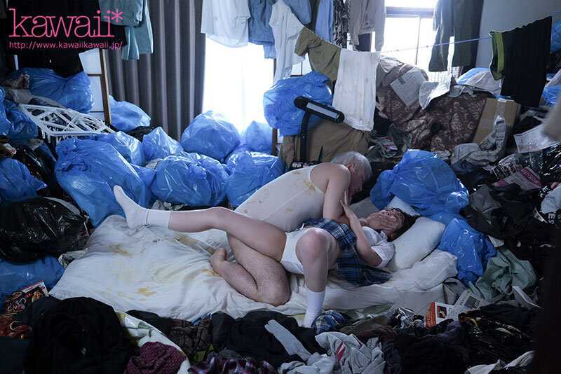 隣人のゴミ部屋で異臭中年おやじに抜かずの連撃中出し49発で監禁調教孕まされた塩対応メガネ制服女子の末路… 宍戸里帆