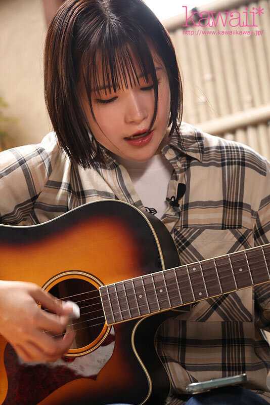 ここ最近100人以上観客集まった注目シンガーが、歌手有名になる前に変態プレイを体験したくてこっそりAV出演デビュー！ 変態むっつりすけボーカル 岐阜県出身 溝端恋