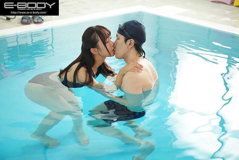 性欲まみれの思春期生徒たちにぶっ刺さる！ 豊満Hcup水泳部顧問のドエロい競泳水着と性教育的指導 莉々はるか