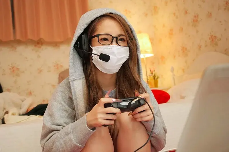 Met someone through an online game who seemed like a quiet girl, but turned out to be a wild party girl! At the private room in an izakaya, she kept teasing while things got intimate, and when I couldn't hold back anymore, she made me finish inside multiple times - VOL.1&VOL.2[Origin]