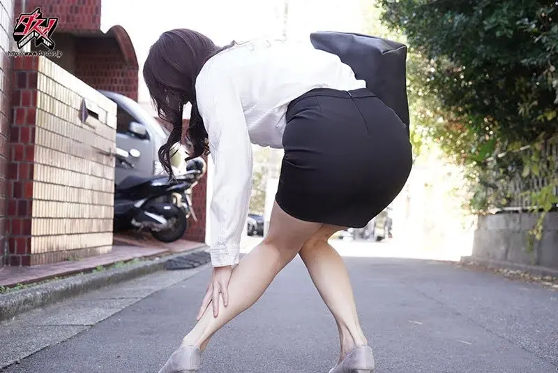 The massage therapist's skilled hands ventured too far during the session, stimulating sensitive areas beyond professional boundaries. Unable to resist the mounting pleasure, I succumbed to temptation. - Mizuki Yayoi[Origin]