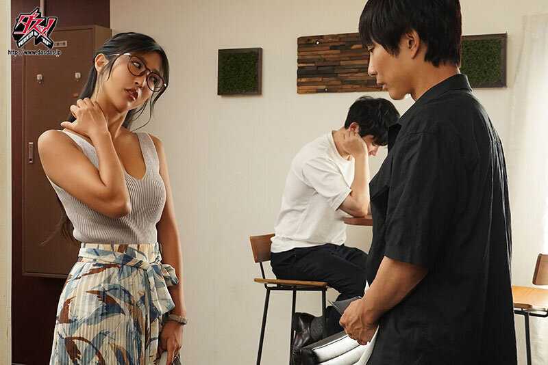 When I encountered my strict busty boss during sugar mommy dating, she held me tightly against her womb begging for love, and I ended up making her a real mother with my seed. Sumire Mizukawa