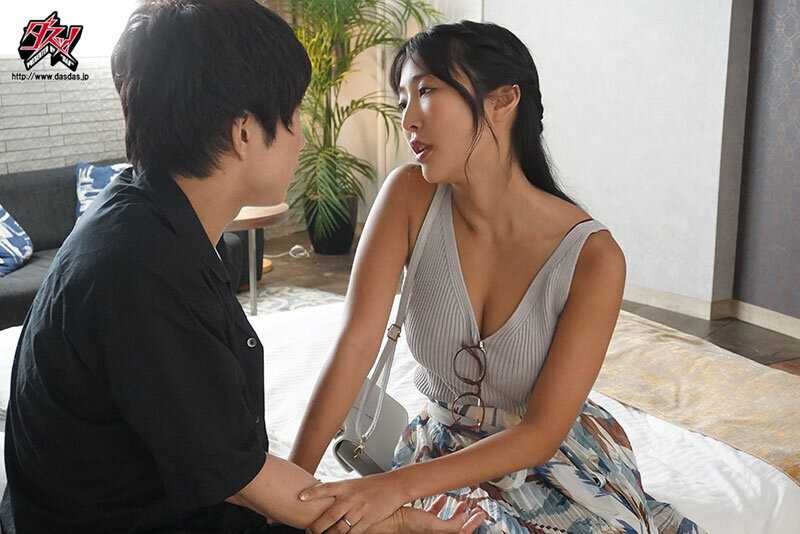 When I encountered my strict busty boss during sugar mommy dating, she held me tightly against her womb begging for love, and I ended up making her a real mother with my seed. Sumire Mizukawa