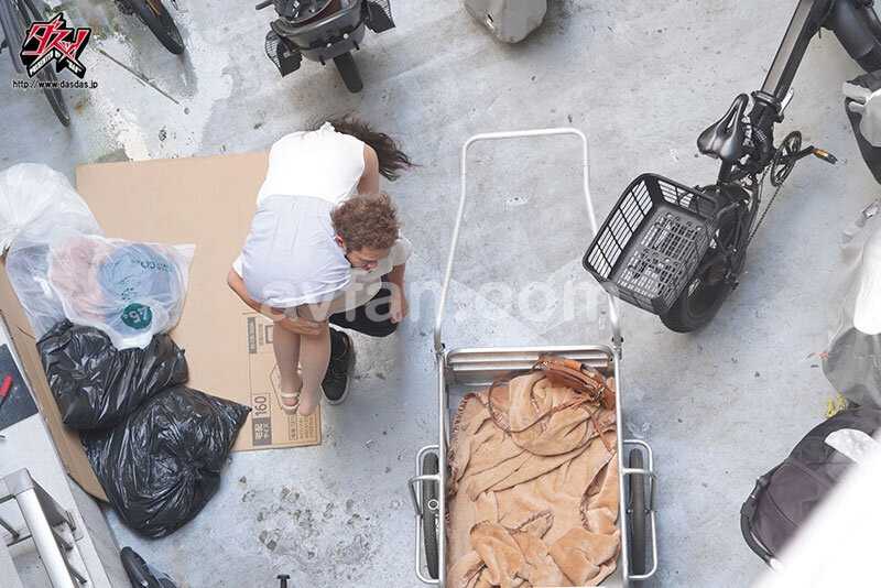 路上で酔いつぶれ…汚い野良オトコ共達に拉致られヤク漬けに…中出し何発でもOK！キマってエビ反り昇天！絶対逃げられない！みんなの公共肉便器 葉月まゆ