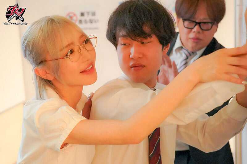 暗示洗脳。生徒とイチャラブSEXしていると思い込んでいるが実はおっさんとヤってる可哀そうな変態女教師。 百永さりな