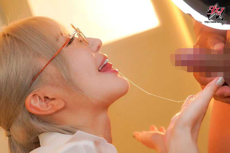 暗示洗脳。生徒とイチャラブSEXしていると思い込んでいるが実はおっさんとヤってる可哀そうな変態女教師。 百永さりな