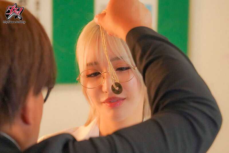 暗示洗脳。生徒とイチャラブSEXしていると思い込んでいるが実はおっさんとヤってる可哀そうな変態女教師。 百永さりな