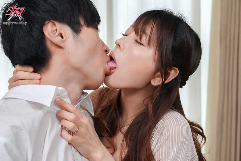 綺麗だと憧れていた友達のお母さんとマッチングアプリで再会。緊張の糸が切れた二人は、理性を捨てて本能のまま交じり合った。 新村あかり