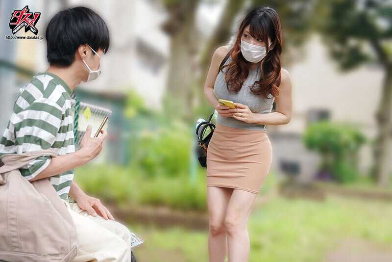 綺麗だと憧れていた友達のお母さんとマッチングアプリで再会。緊張の糸が切れた二人は、理性を捨てて本能のまま交じり合った。 新村あかり