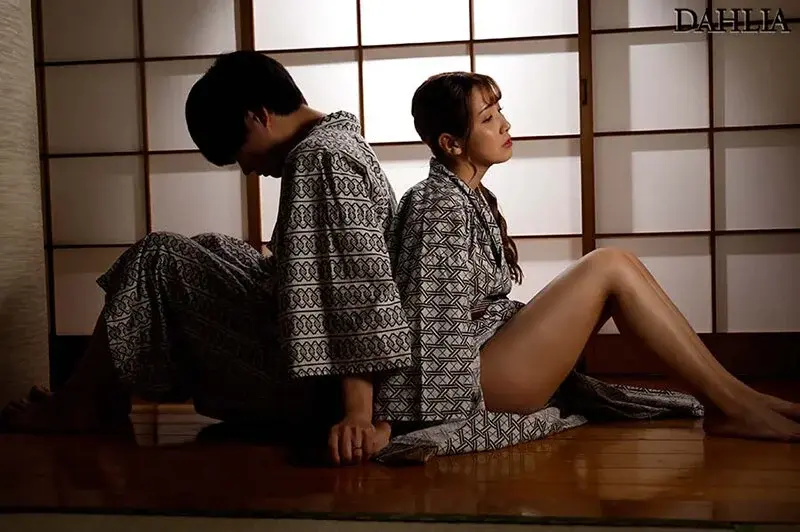 During a company trip, Ayaka Tomoda becomes pregnant after being continuously violated by her perverted superior who got aroused during a harassing banquet performance[Origin]