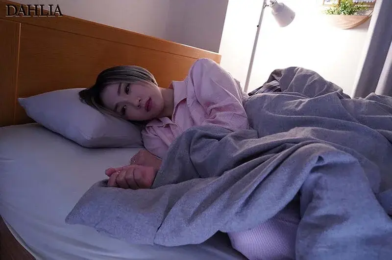 A married sales lady delivering probiotic drinks to a married man's house while getting aroused anticipating their illicit affair - Hibari Hijiri[Origin]