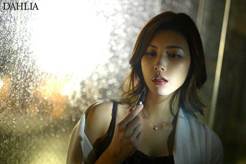 Sweet kisses and treacherous infidelity. Upon discovering her fiance's affair, she became uninhibited and shared intense kisses with the attractive company president, breaking free from her daily routine. Mino Suzume