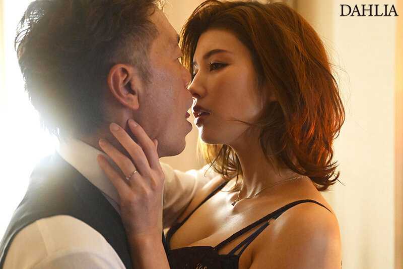 Sweet kisses and treacherous infidelity. Upon discovering her fiance's affair, she became uninhibited and shared intense kisses with the attractive company president, breaking free from her daily routine. Mino Suzume