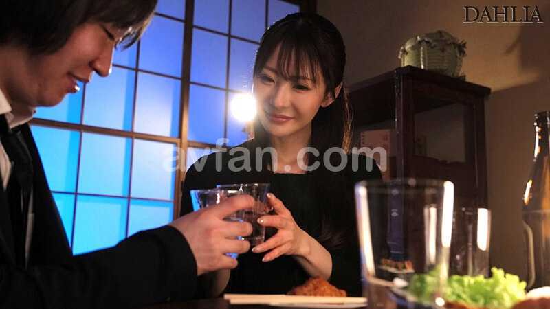 【喪服キメセクNTR】亡くなった旦那の親友と葬式前夜に不謹慎なSEXでチ○ポ狂いの覚醒状態に…気づいたら大乱交になっていました。 小沢菜穂