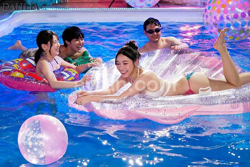 妻の大親友がナイトプールで逆NTR『脱いだらモデル級のビキニ姿に興奮して勃起しているのがバレて…笑顔の誘惑に我慢できず何度も浮気中出ししちゃいました。』 三葉ちはる