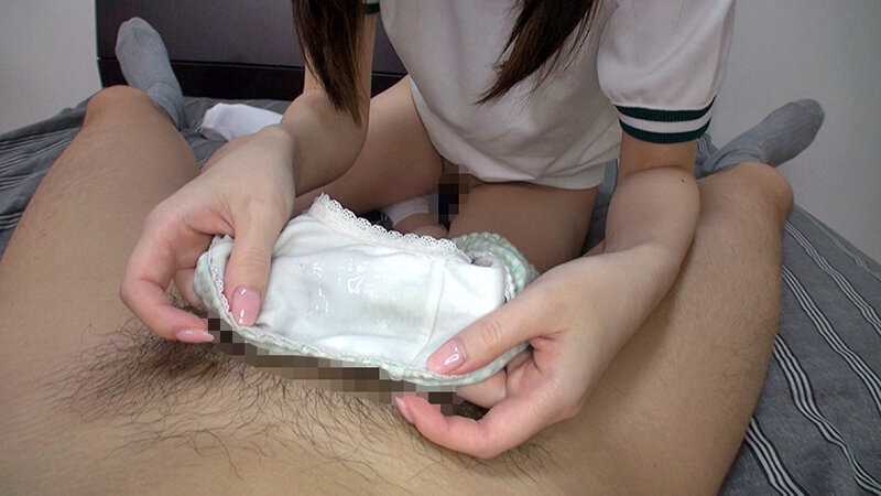 Being stroked with panties soaked in urine and love juices! Wet panty handjob[Origin]