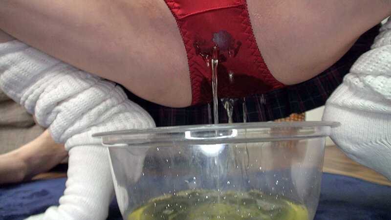Being stroked with panties soaked in urine and love juices! Wet panty handjob[Origin]