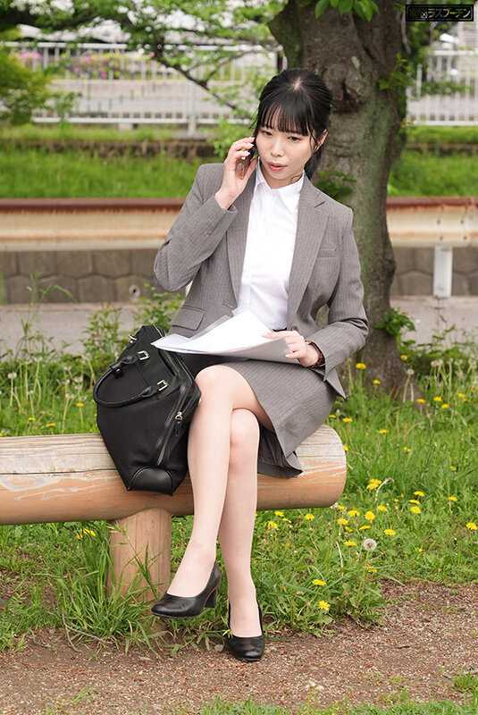 Beautiful office lady Kozue Minami has been so thoroughly trained that her anus won't close even on a crowded train[Origin]