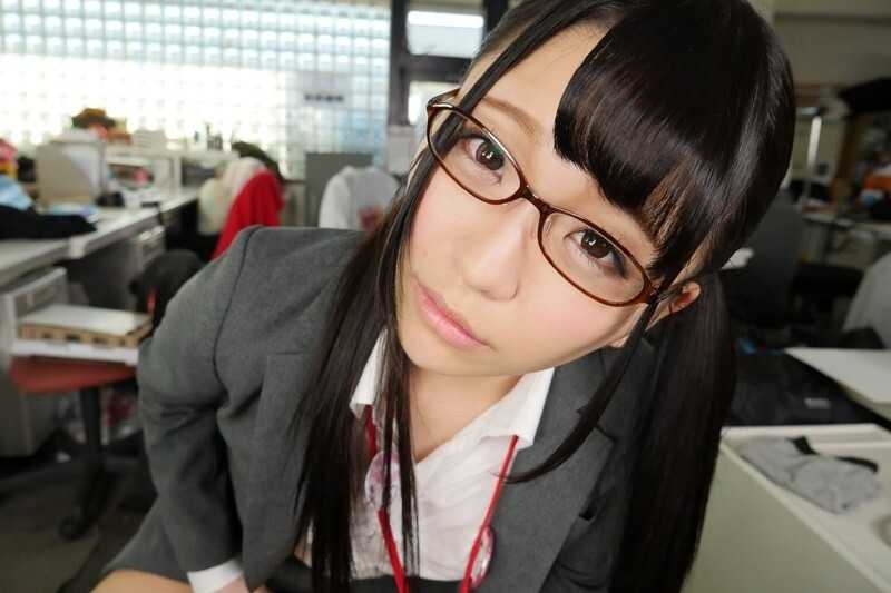 【VR】SOD女子社員加藤ももかが初めてのVR撮影に挑戦！照れながらも目の前5cm至近距離で密着キス、耳元で囁く恥じらい手コキ