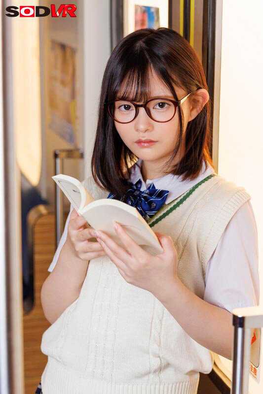 When I wake up in VR, I find a literary girl who always reads books on the train straddling me... In an empty train car with just the two of us, she seduces me slowly and thoroughly.[Origin]